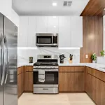 New! Vibrant Large Studio Dwntwn 18 Mins To Nyc