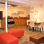 L3-Lower Level 1Bedroom Apt Newark Down Town