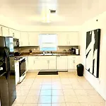 Stylish Evergreen Apartment By Newark Airport