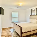 Stylish Evergreen Apartment By Newark Airport