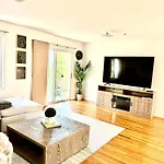 Stylish Evergreen Apartment By Newark Airport