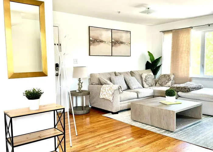 Stylish Evergreen Apartment By Newark Airport