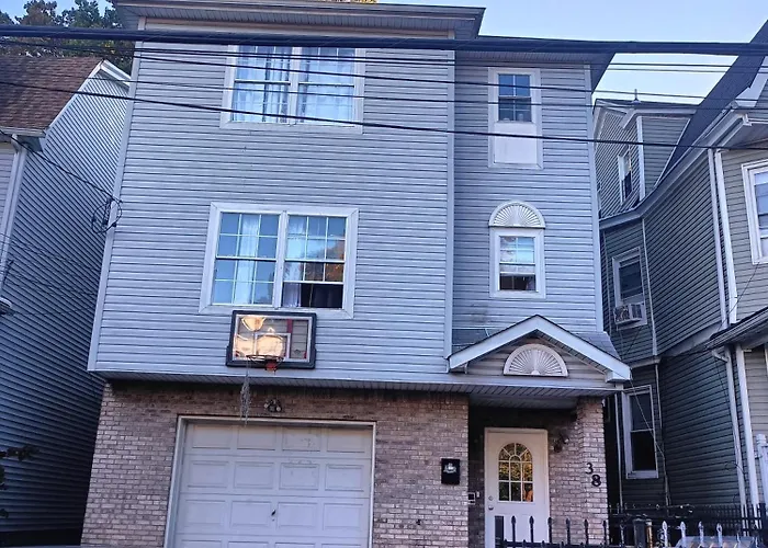 Fada Guest House - 38 Yates Ave Newark