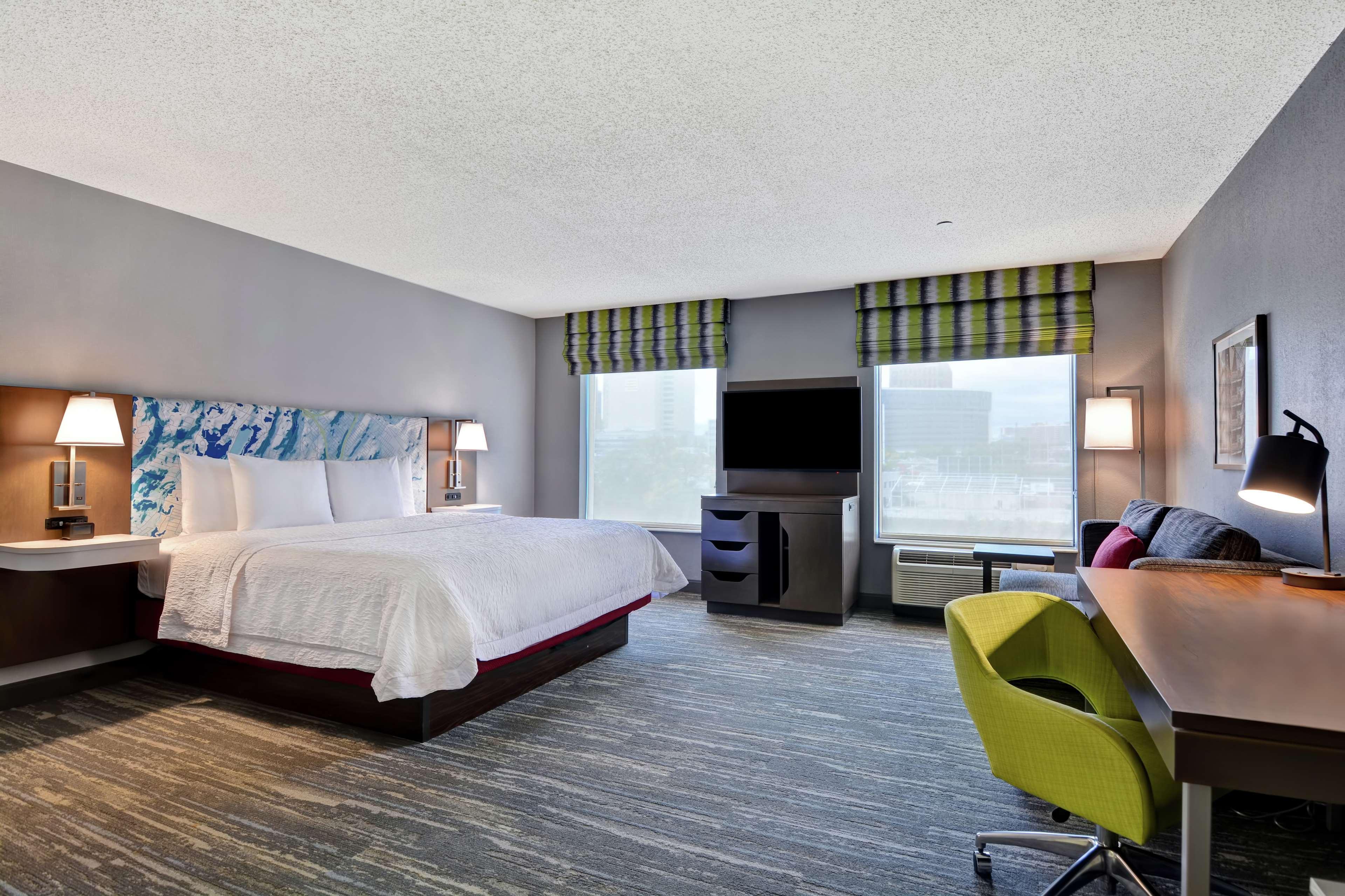 Hampton & Newark-harrison-riverwalk 3*