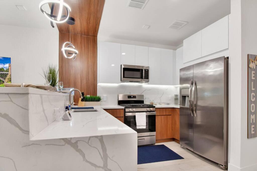Rhythm & Blues Free Park 2bd-2bth Near Ewr-penn-prudential Apartment Newark