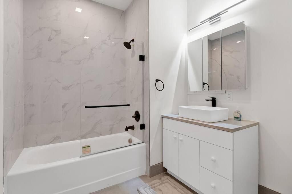 Rhythm & Blues Free Park 2bd-2bth Near Ewr-penn-prudential