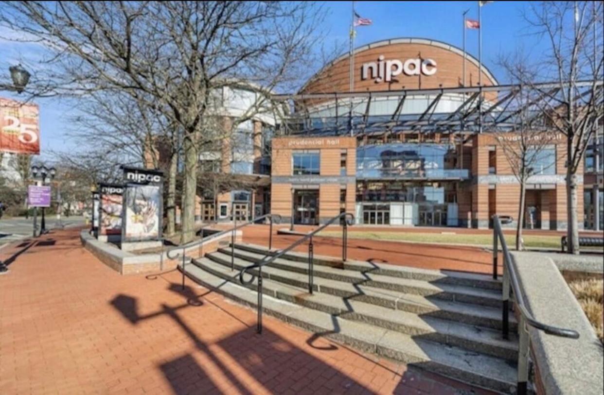 Rhythm & Blues Free Park 2bd-2bth Near Ewr-penn-prudential