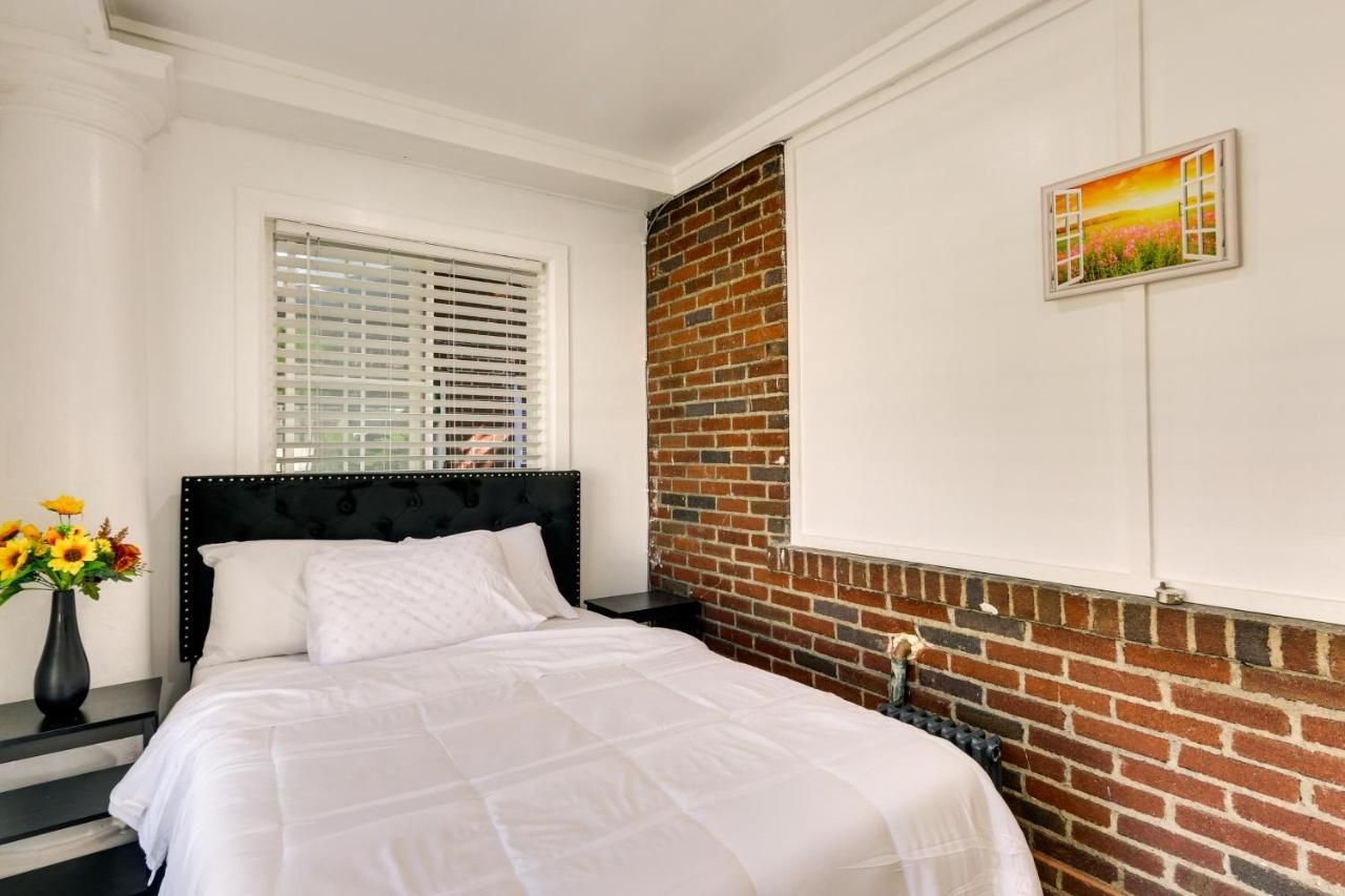 Chic Vacation 3 Mi To Airport! Holiday home