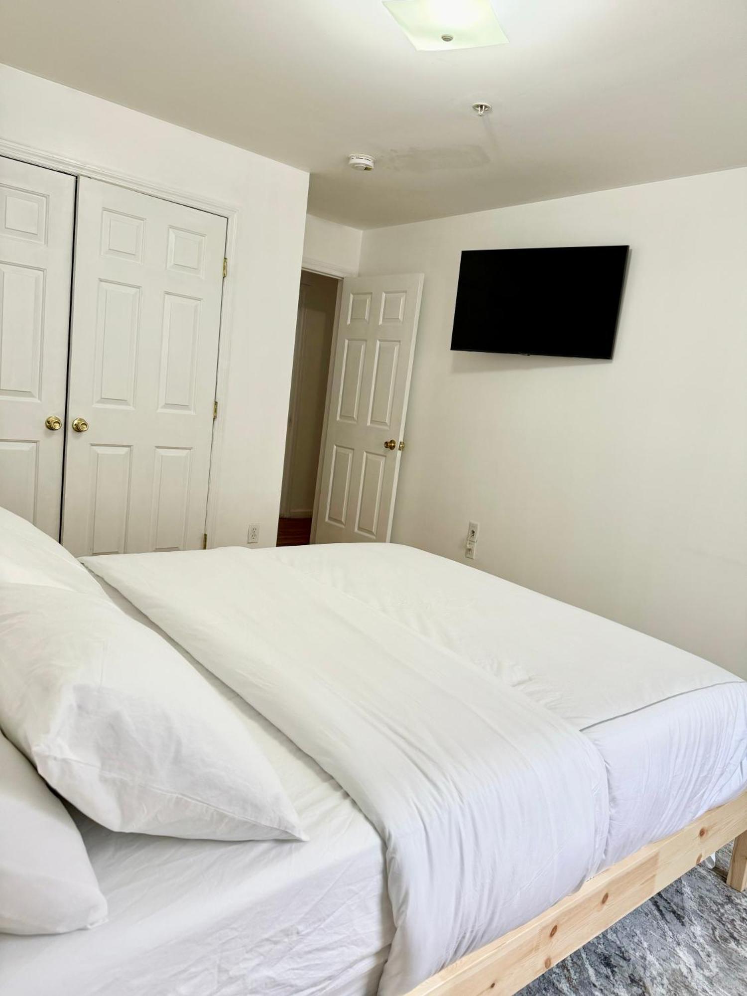 Stylish Evergreen By Airport Newark
