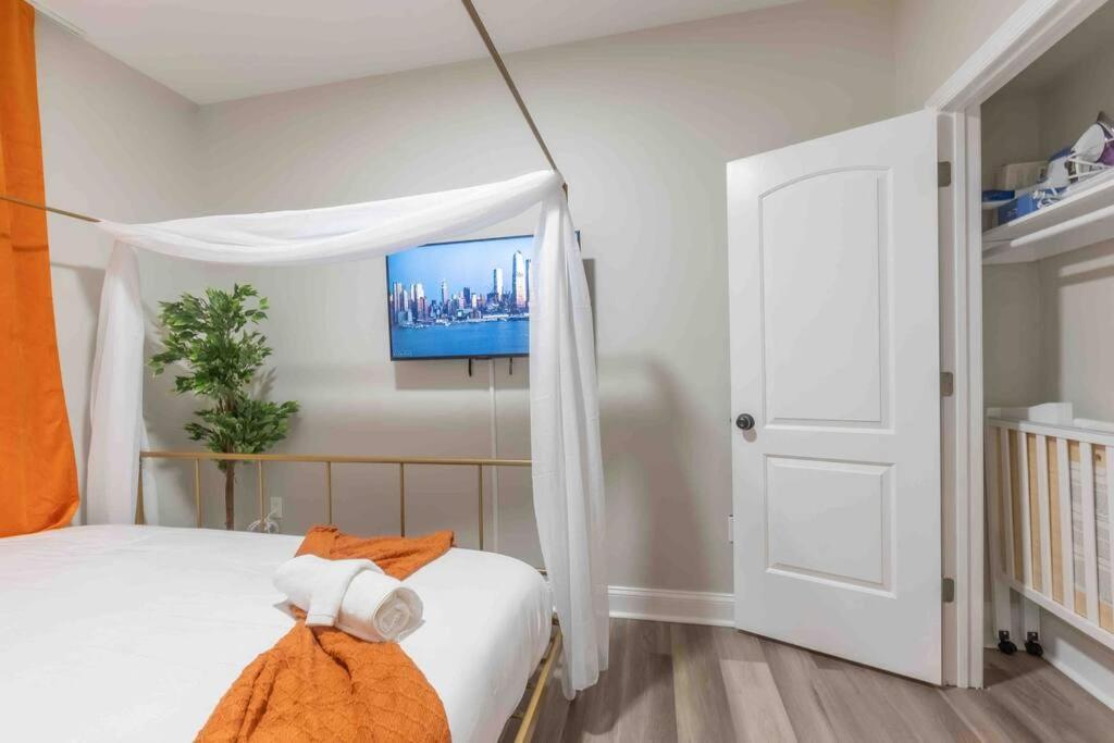 Pumpkin Premise By Airport, 5 Beds, Sleeps 8, Book 7 Days, Get 20 Percent Off