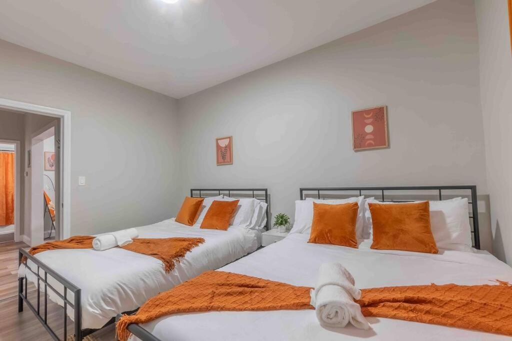 Apartment Pumpkin Premise By Airport, 5 Beds, Sleeps 8, Book 7 Days, Get 20 Percent Off