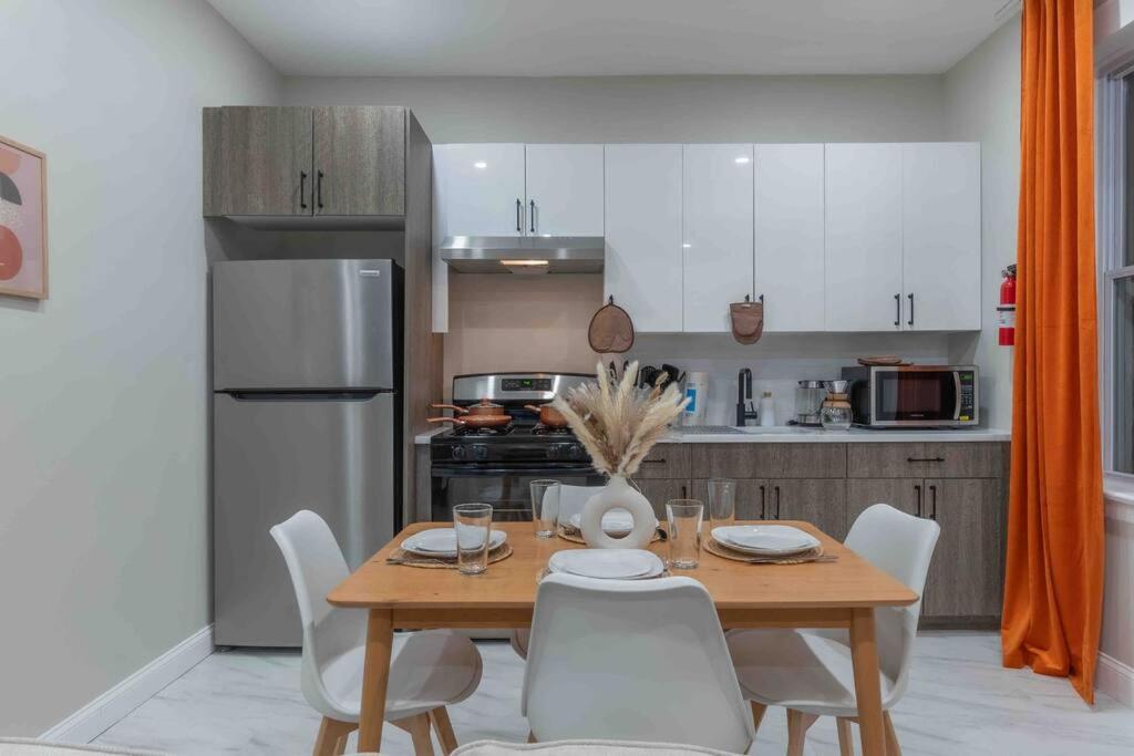 Pumpkin Premise By Airport, 5 Beds, Sleeps 8, Book 7 Days, Get 20 Percent Off * Newark