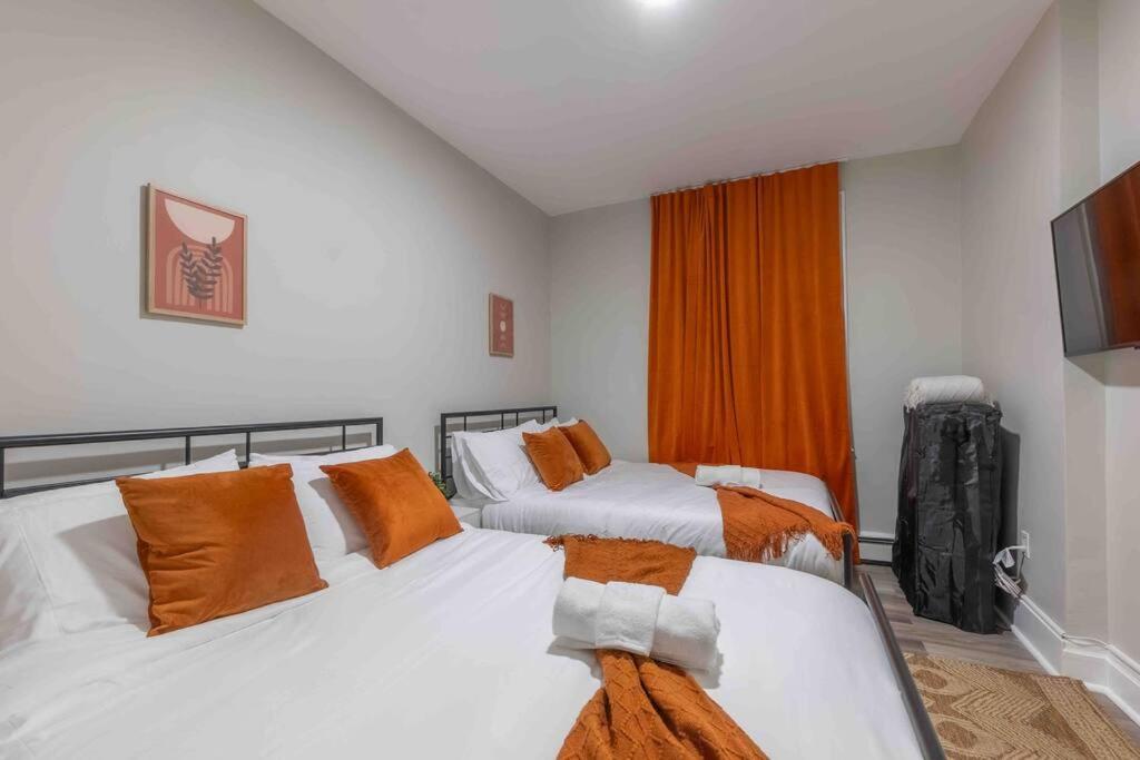 Pumpkin Premise By Airport, 5 Beds, Sleeps 8, Book 7 Days, Get 20 Percent Off