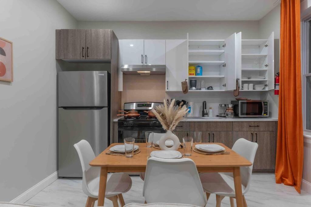 Pumpkin Premise By Airport, 5 Beds, Sleeps 8, Book 7 Days, Get 20 Percent Off Newark