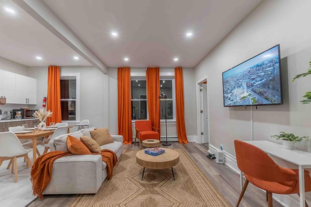 Pumpkin Premise By Airport, 5 Beds, Sleeps 8, Book 7 Days, Get 20 Percent Off Apartment *