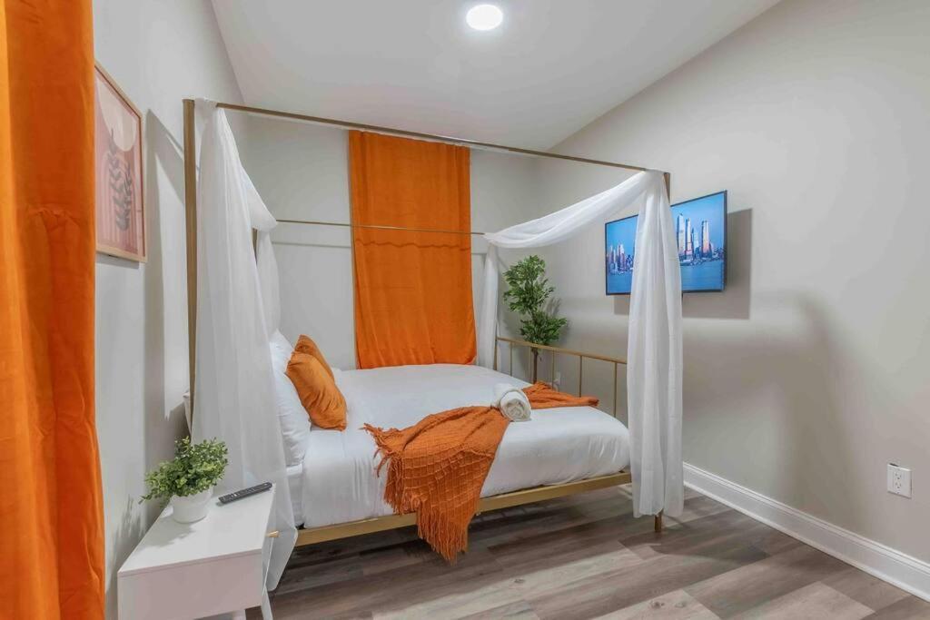 Pumpkin Premise By Airport, 5 Beds, Sleeps 8, Book 7 Days, Get 20 Percent Off * Newark