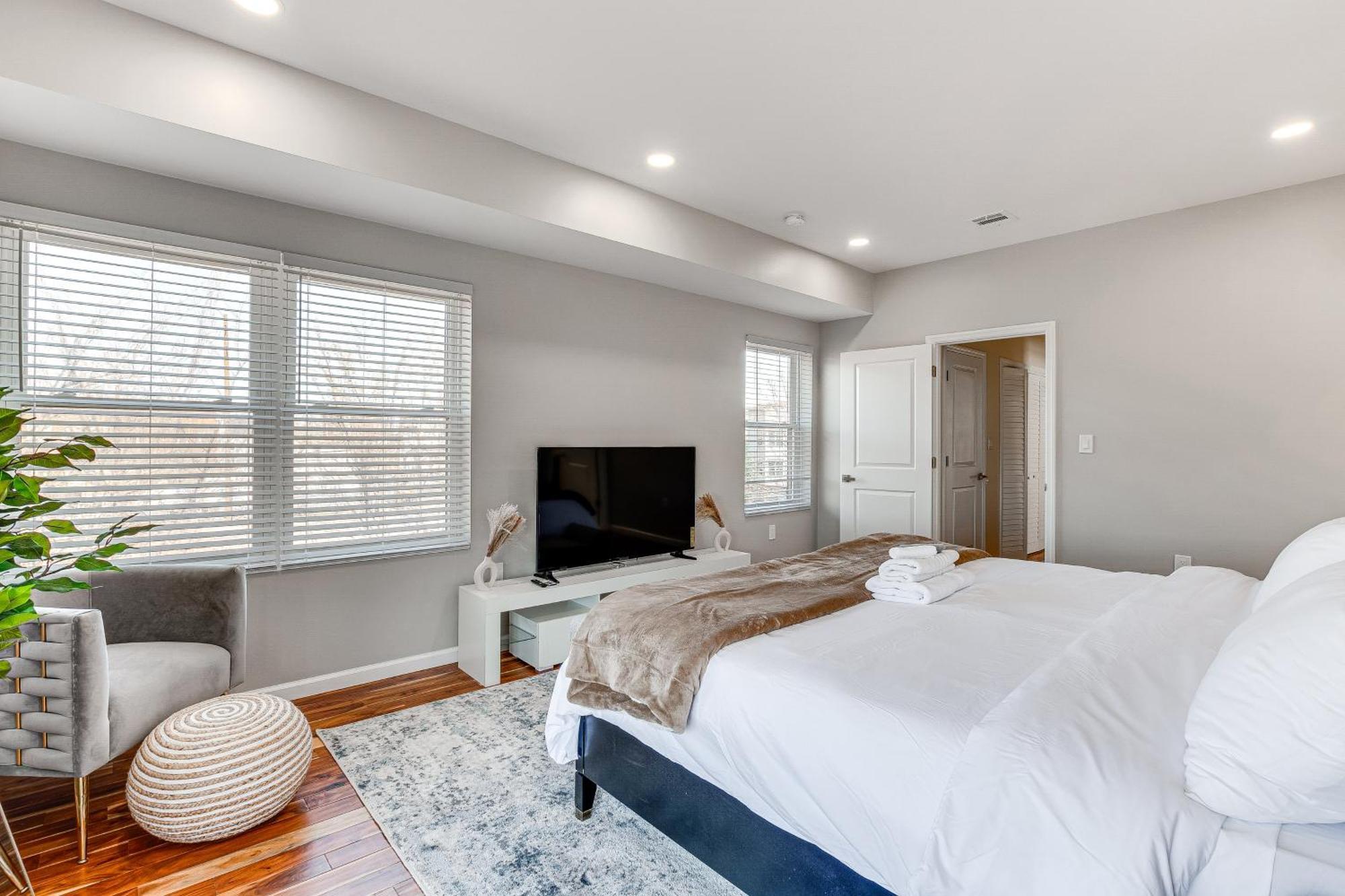 Luxe Retreat With Rooftop Deck Pets Welcome!