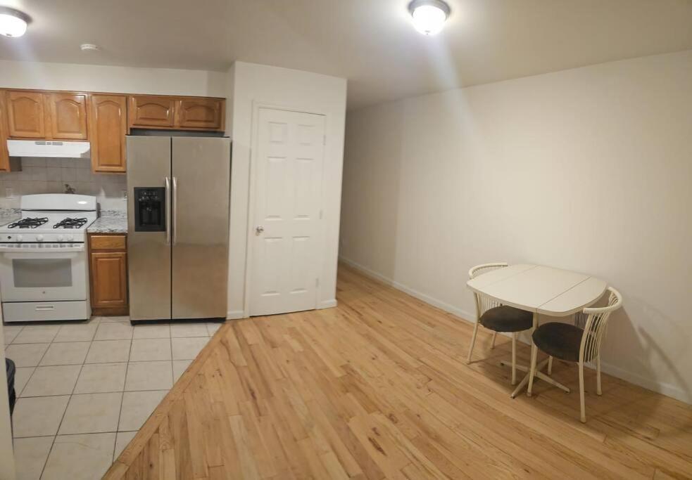 Bugo's With Private Bathroom * Newark