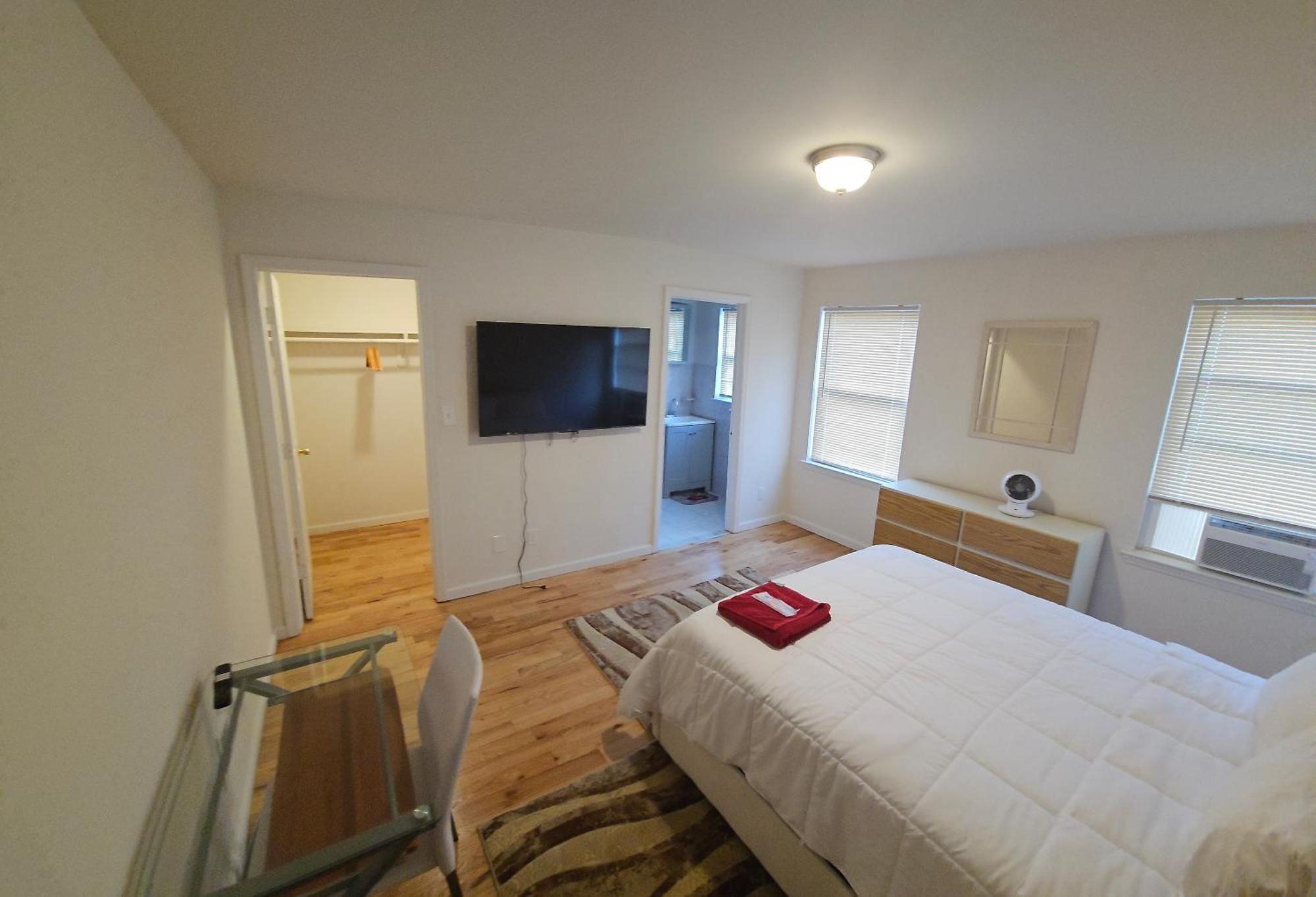 Bugo's With Private Bathroom Newark