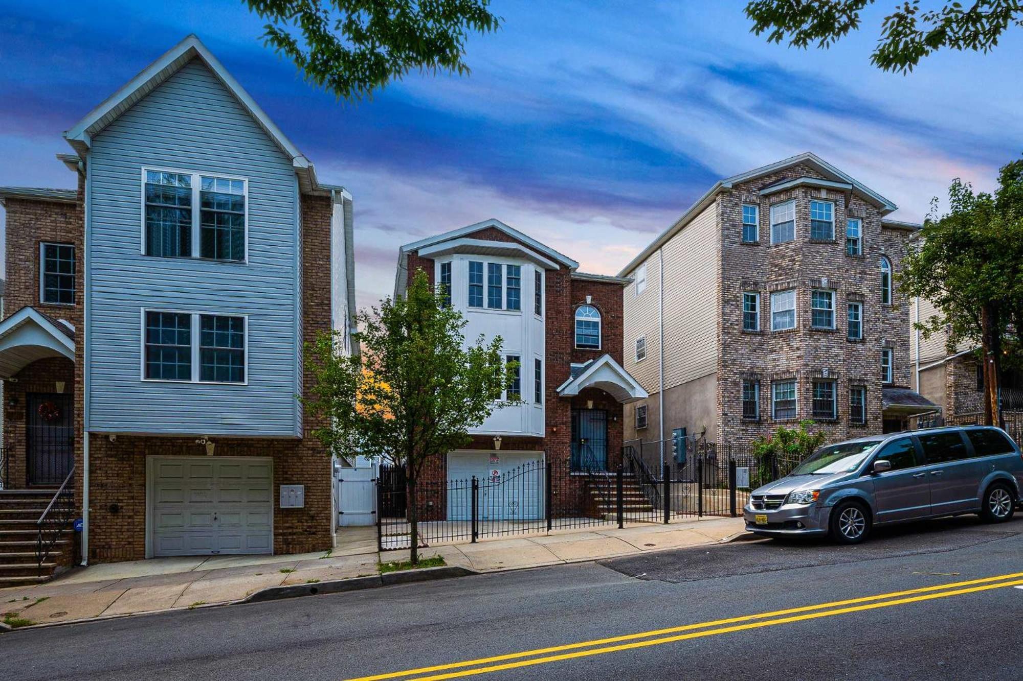 2nd Flr Gated With Gym Near Newark-penn Station * Newark