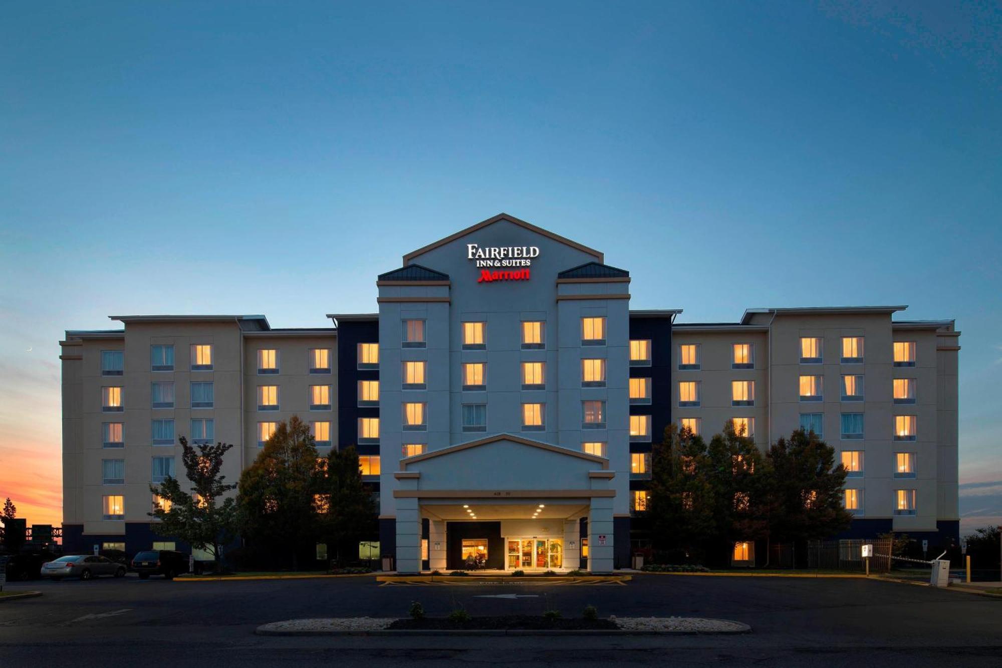 Hotel Fairfield & By Marriott Liberty International Airport