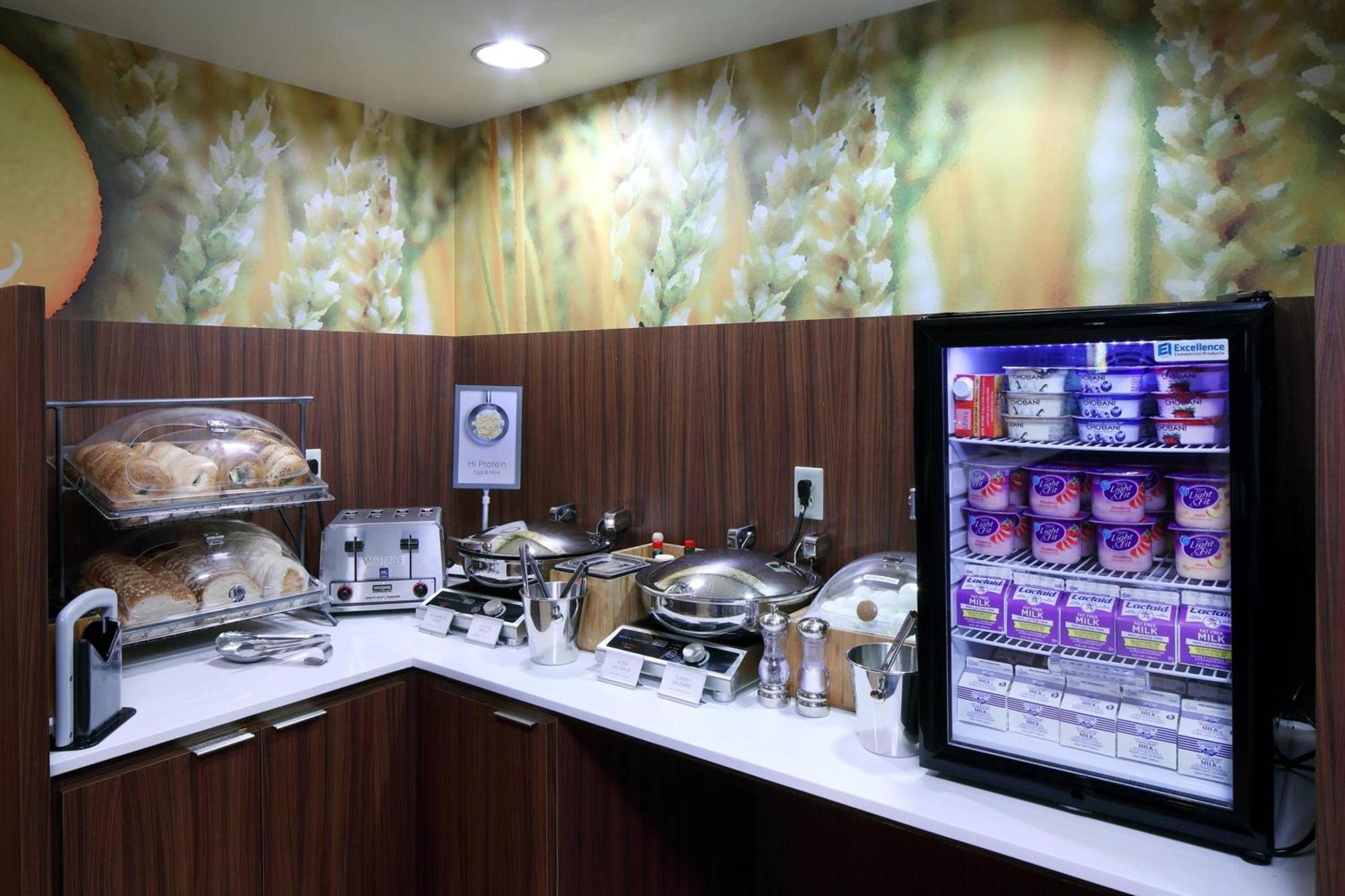 Hotel Fairfield & By Marriott Liberty International Airport 3*