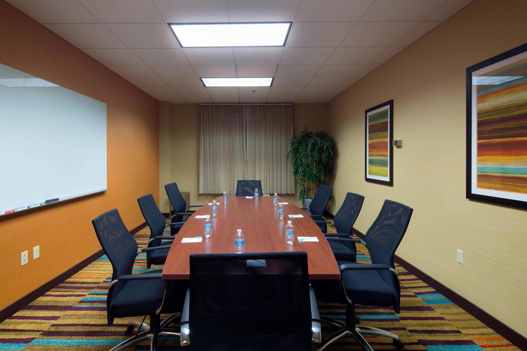 Hotel Fairfield & By Marriott Liberty International Airport 3*