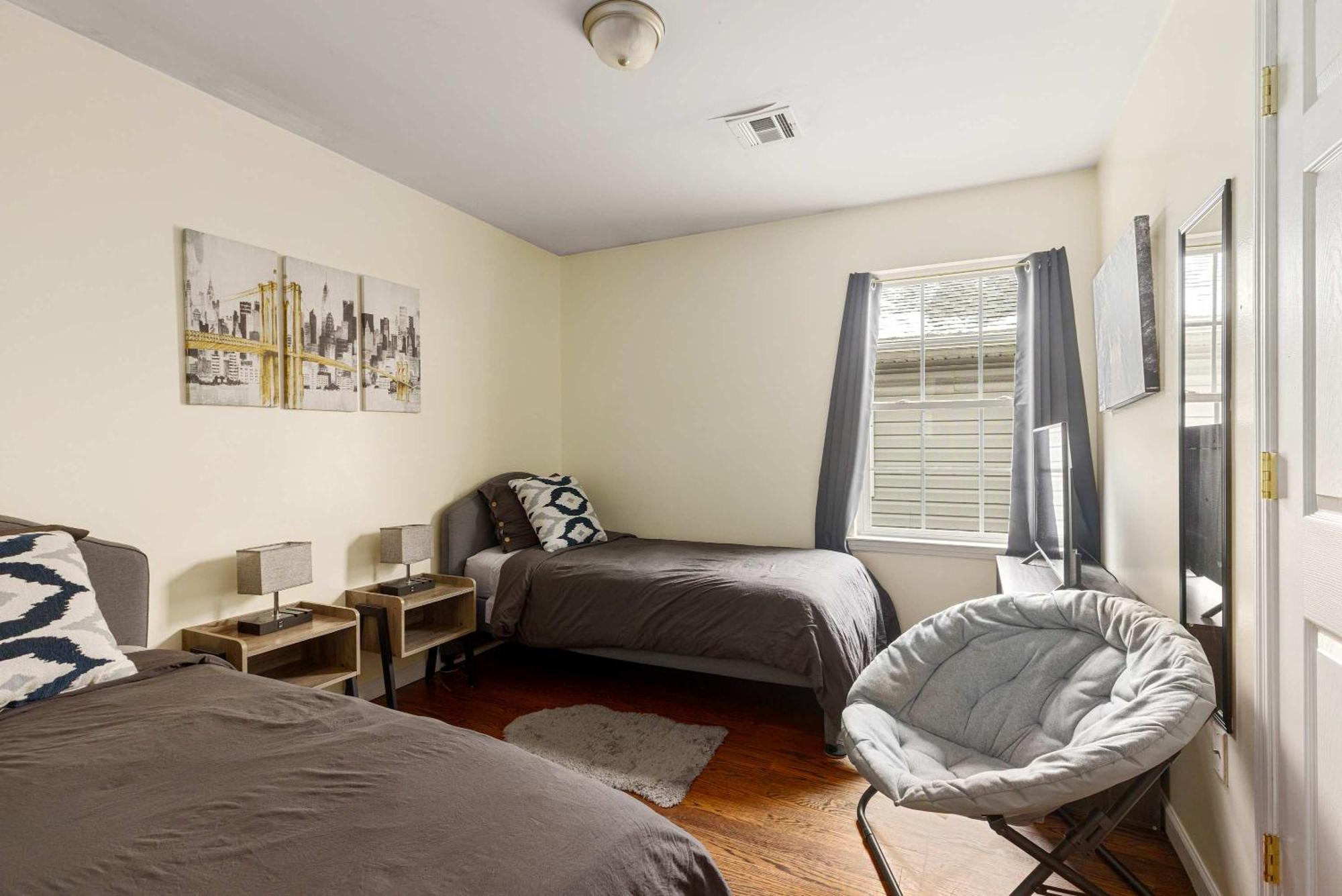Holiday home 2nd Flr Gated With Gym Near Newark-penn Station *