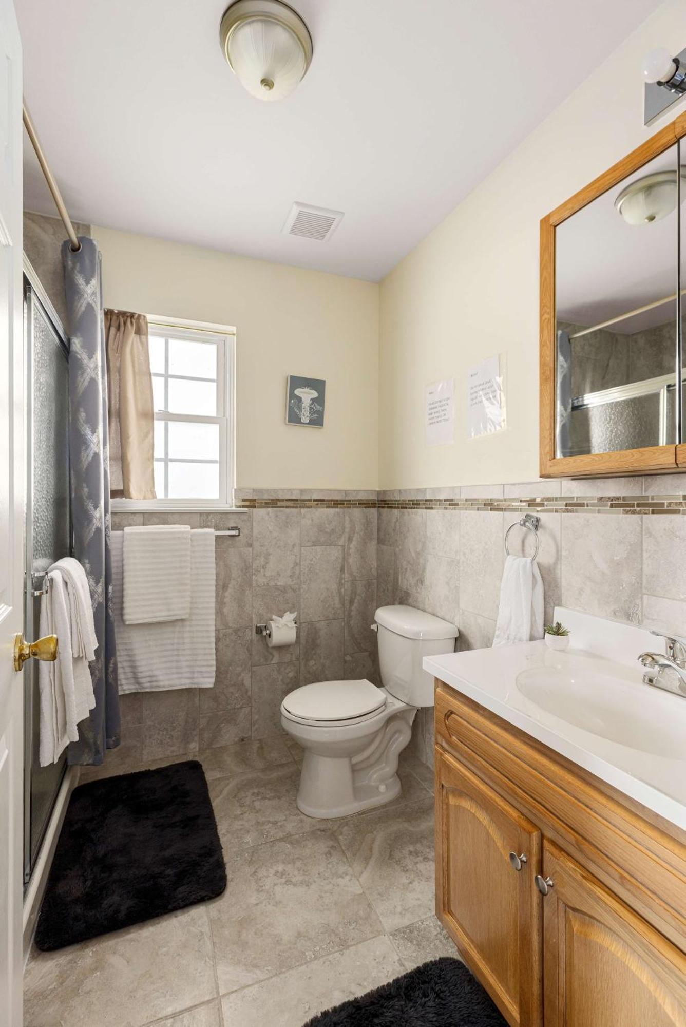 Holiday home 2nd Flr Gated With Gym Near Newark-penn Station *