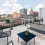 Kislak 602 2Br Penthouse Retreat Above The City