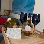 Enjoy Our Cozy Private Room In Our Suite 10 Star Stay!!!Newark Airport 20Mins Away Nyc 30Mins Away Prudential Center 10Mins