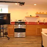 L3-Lower Level 1Bedroom Apt Newark Down Town