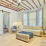 Stylish Newark Home With Deck Less Than 14 Mi To Nyc!