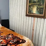 Room G Divine Villa And Resort, 6 Mins To Airport, 4Mins To Penn Station.