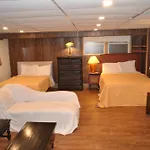 Ewr Airport Multilevel Guest House Room With 2-3 Beds