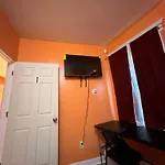 Fidellia Iron Room, Queen Bed Minutes From Newark Liberty International Airport And Newark Penn Station