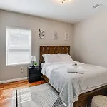 Townhouse - Urban Living With Rooftop Deck!