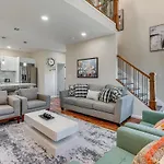 Townhouse - Urban Living With Rooftop Deck!