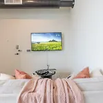 Rosy Retreat With Nyc Views By The Train, Free Parking, 3 Beds, 20 Percent Off 7 Days