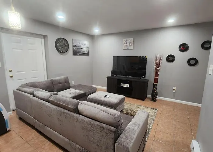 Cozy King Bed, Free Parking!