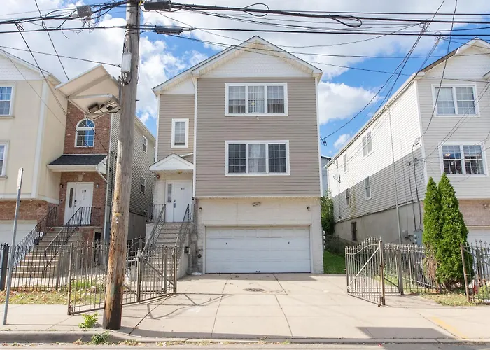 3-Bedroom Apt 5 Miles Airport