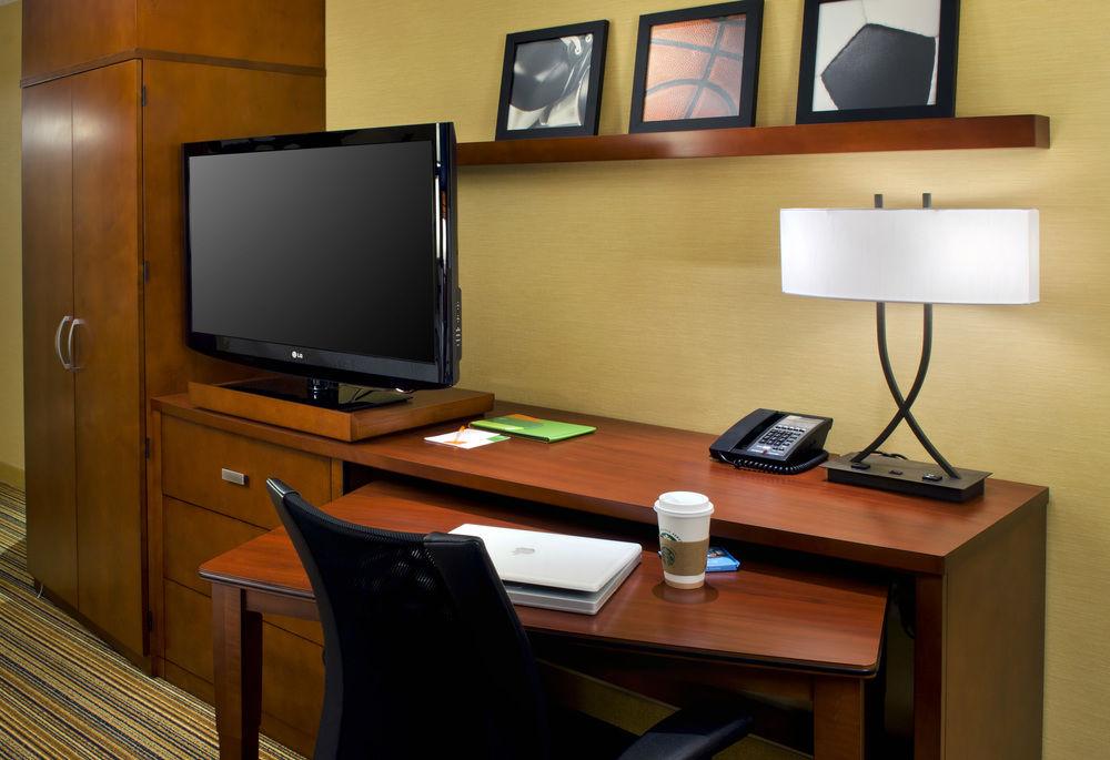 Courtyard By Marriott Downtown Hotel
