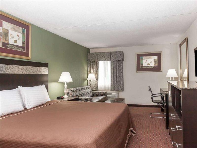 Howard Johnson By Wyndham Airport