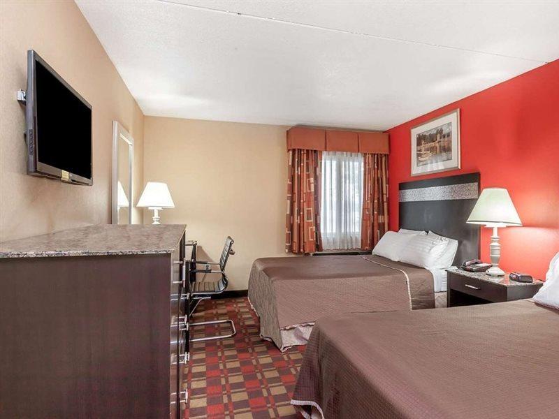 Howard Johnson By Wyndham Airport Hotel