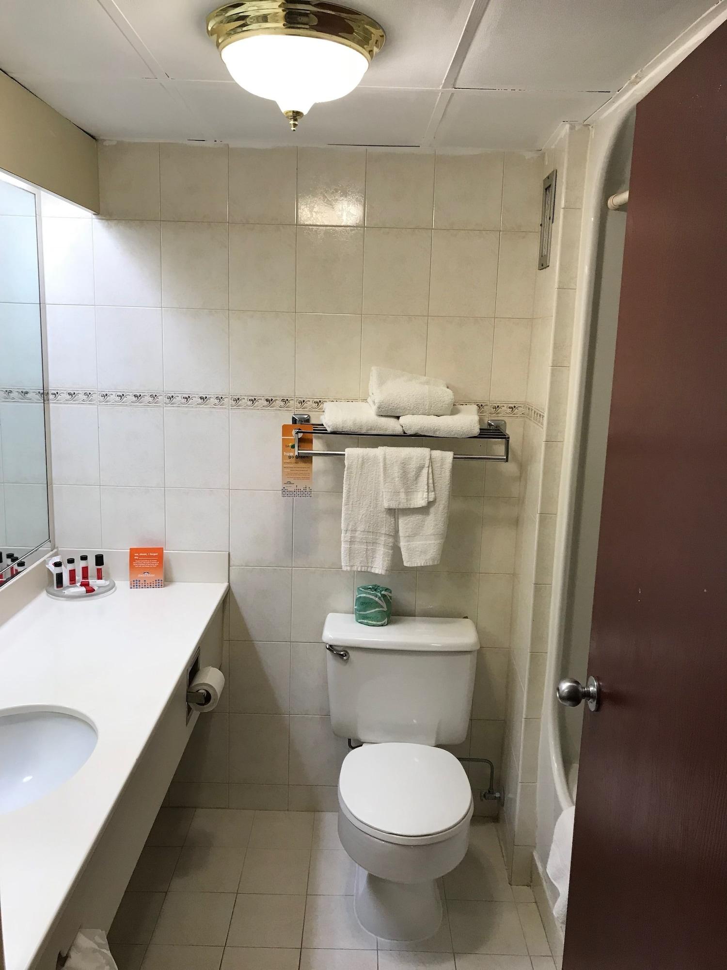 Howard Johnson By Wyndham Airport Hotel 2*