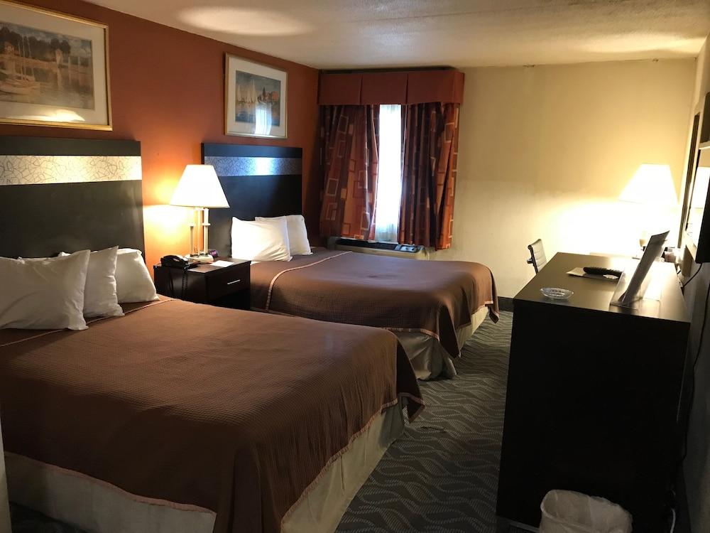 Howard Johnson By Wyndham Airport 2*