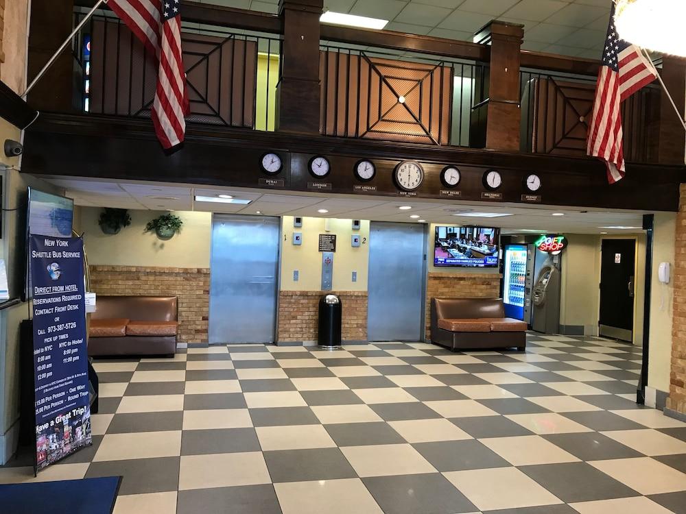 Howard Johnson By Wyndham Airport Hotel 2*