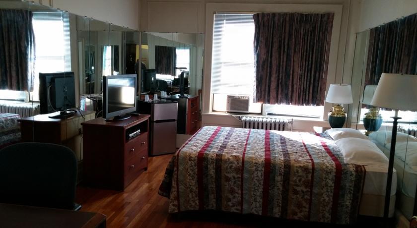 Riviera Hotel *