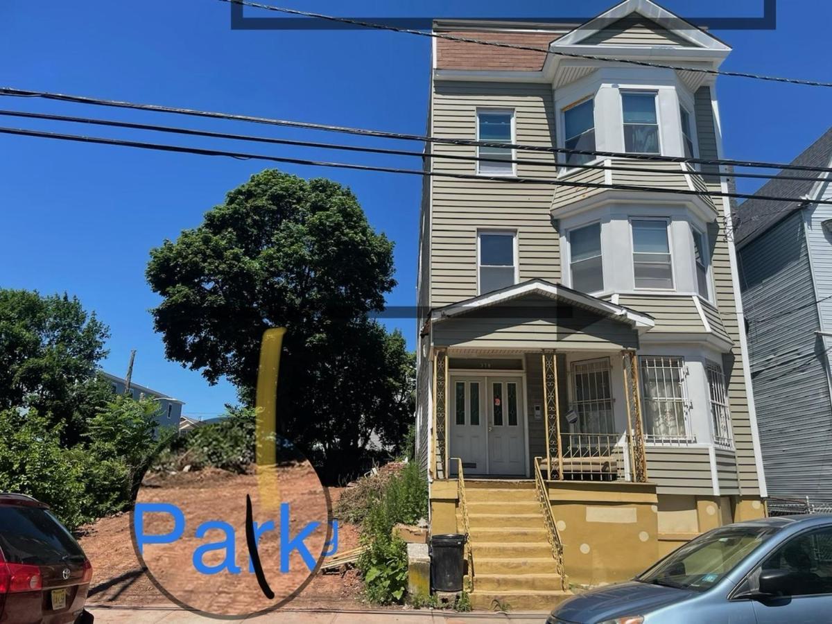 L3-lower Level 1bedroom Apt Down Town *