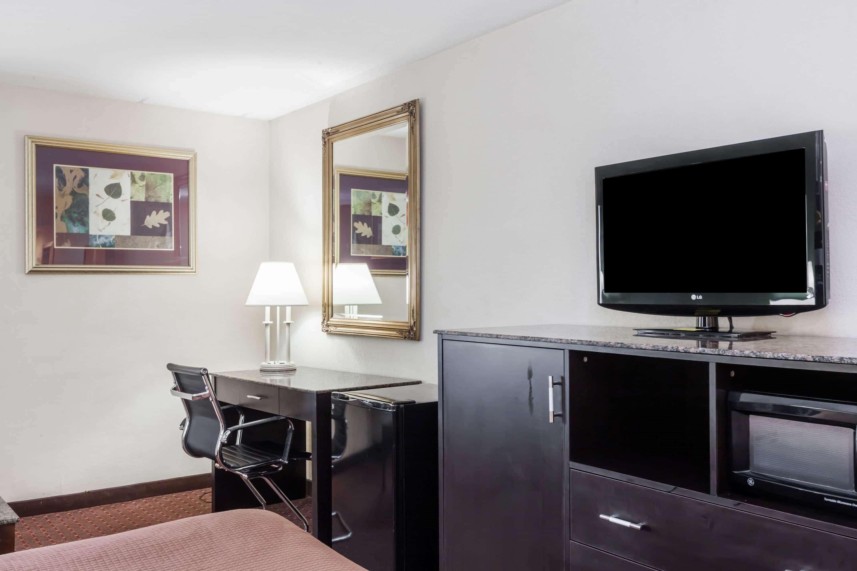 Howard Johnson By Wyndham Airport Hotel